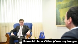 Архивска фотографија - Косовскиот премиер Албин Курти на средба со специјалниот претставник на ЕУ за дијалог меѓу Косово и Србија, Мирослав Лајчак. Декември 2022 година.