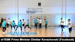 Премиерот Димитар Ковачевски игра фудбал на одбележување на Светскиот ден на детето со УНИЦЕФ и ФФМ, 21 ноември, 2022