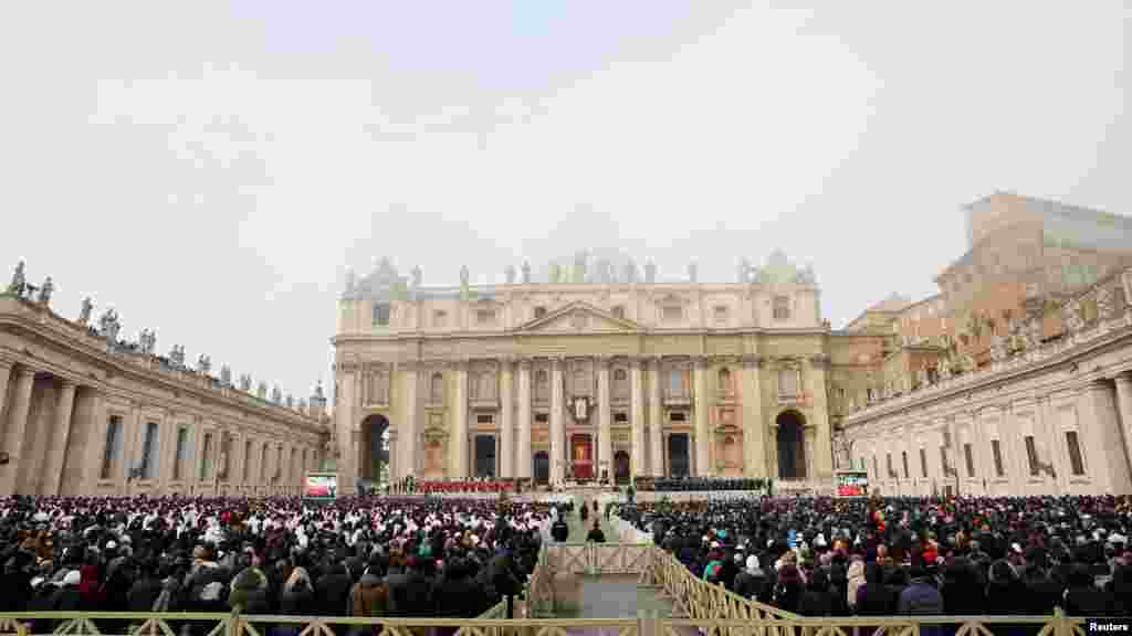 Katolički vernici na sahrani u Vatikanu