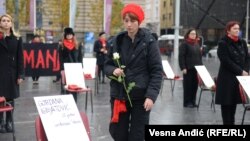 Crvene stolice, cipele i ogledala kao podsetnik na ubijene žene u Srbiji