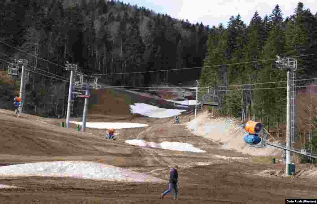 This was the scene that greeted vacationers hoping to ski on Bjelasnica Mountain, near Sarajavo, on January 5. &nbsp;