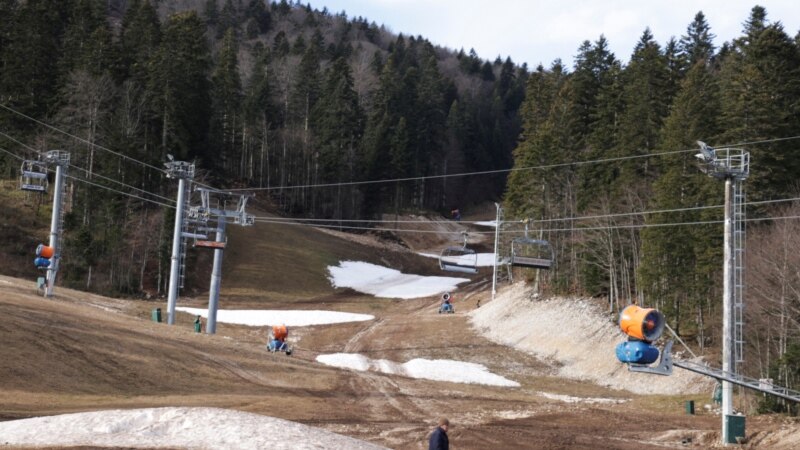 Moti i butë gjatë dimrit lë zbrazët shtigjet e skijimit në Evropë