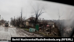 Дорога к освобожденной деревне ведет через разбитые дотла села, где шли ожесточенные бои