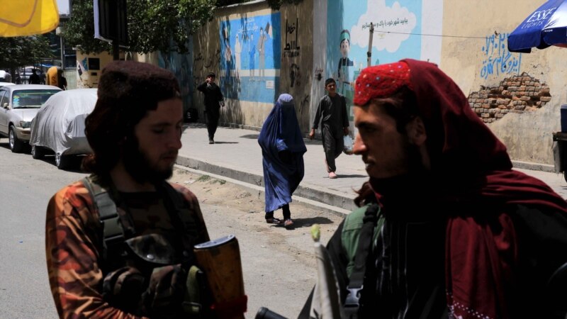 د کابل ځینې اوسېدونکي: مخ لوڅو ښځو ته د مرګ ګواښ شوی؛ طالبان: واقعیت نه‌لري
