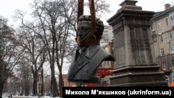 Ілюстраційне фото. Демонтаж пам’ятника російському поету Олександру Пушкіну в місті Дніпрі, 16 грудня 2022 року