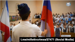 Діти в актовій залі школи №44 Сімферополя під час виконання гімну Росії