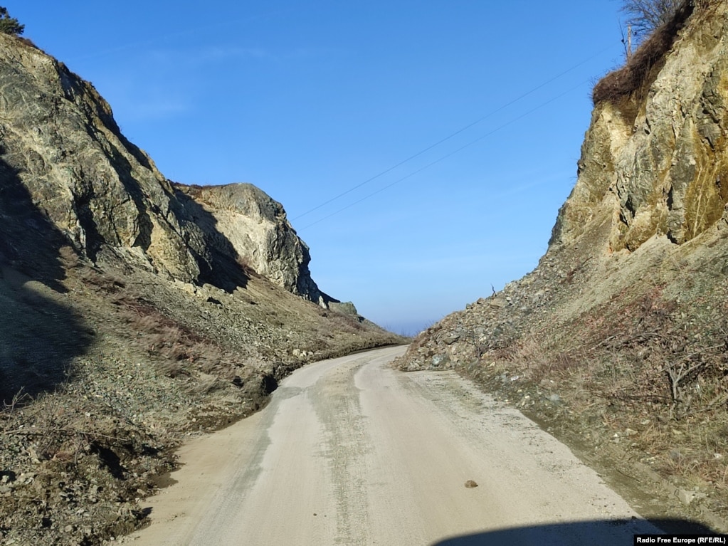 Shumica e pjesëve të rrugës janë të asfaltuara, me përjashtim në disa vende.