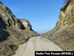 Shumica e pjesëve të rrugës janë të asfaltuara, me përjashtim në disa vende.