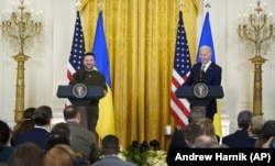 Президент України Володимир Зеленський (ліворуч) і президент США Джо Байден на пресконференції в Білому домі. Вашингтон, 21 грудня 2022 року