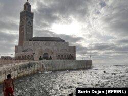 Moscheea Hassan II din Casablanca, cel mai mare oraș al Marocului și principalul centru comercial al țării. Fotografie realizată de autorul articolului în august 2022.