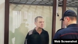 Анджэй Пачобут у клетцы ў судзе. 16 студзеня 2023 году.