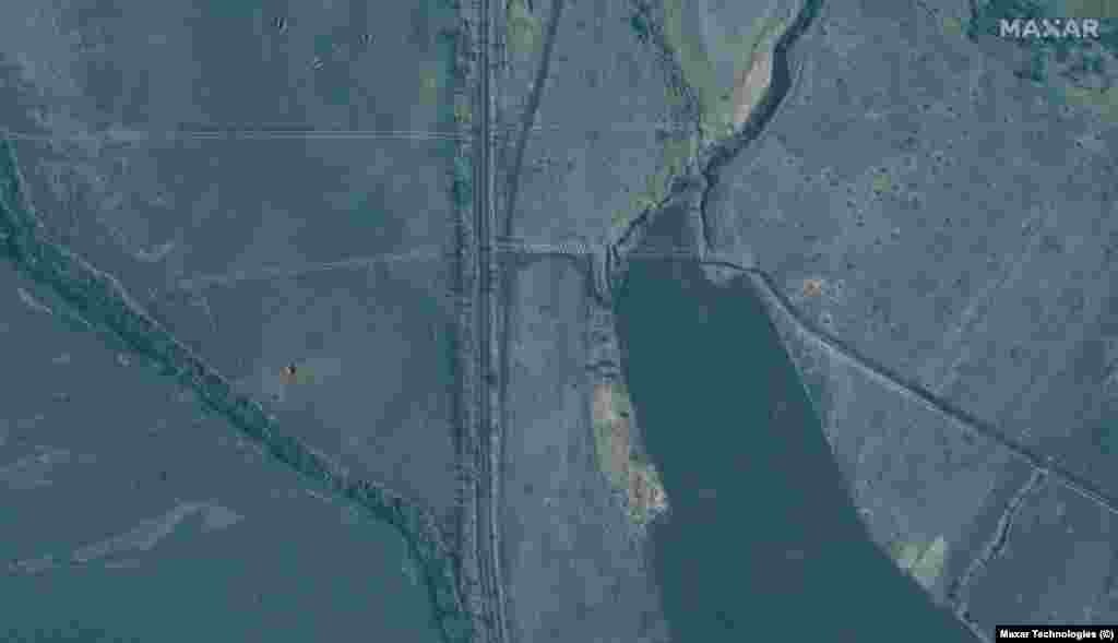 Супутниковий знімок від 4 січня 2023 року, на якому видно так звані &laquo;зуби дракона&raquo; &ndash; оборонні лінії, яку облаштовують російські військові під Бахмутом. Satellite image &copy;2023 Maxar Technologies