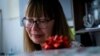 Gazetarja ukrainase, Lyudmila Makey, emocionohet duke kujtuar se si i festonte Krishtlindjet në vendlindjen e saj në të kaluarën.