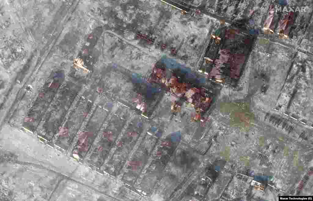 Супутникове зображення зруйнованих сільськогосподарських будівель в Яковлівці, 10 січня 2023 року. Satellite image &copy;2023 Maxar Technologies