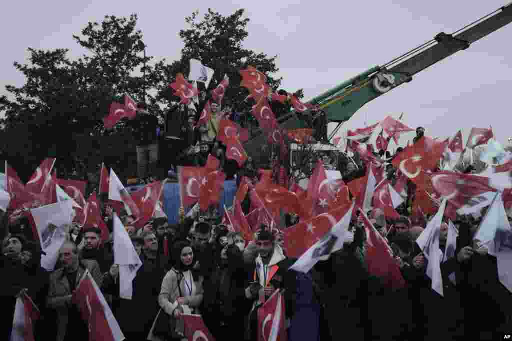 Съдът в Турция осъди кмета на Истанбул, най-населеният град в страната, на две години и седем месеца затвора в сряда по обвинения в обида на членове на Висшия избирателен съвет на Турция.