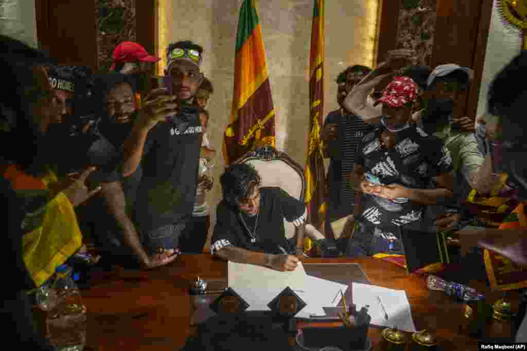 Шри-Ланка президенті Готабая Раджапакса елді экономикалық дағдарыс жайлап, жаппай наразылық ушыққан тұста әйелімен бірге шетелге&nbsp;қашып кетті. 13 шілдеде түсірілген сурет