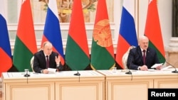 Vladimir Putin (L) i Aleksandar Lukašenko na konferenciji za medije nakon sastanka u Minsku, Bjelorusija, 19. decembar 2022.