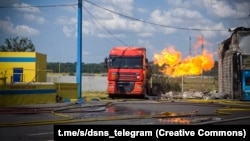 У Державній службі з надзвичайних ситуацій уточнили, що внаслідок атаки РФ по АЗС у Білгород-Дністровському районі спалахнула будівля операторської і загорівся газовоз