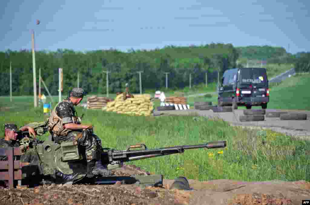 КПП української армії на дорозі від Ізюма до Краматорська, Донецька область, 15 травня 2014 року