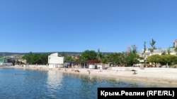 Феодосийский пляж с редкими отдыхающими, вторая половина июля 2026 года