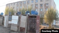 Туалеты во дворе многоэтажного жилого дома в Кызылорде. 