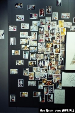 Снимки от сета на „Мечтатели“, предоставени от сценографа на филма, са част от изложбата на Боряна.