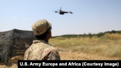 Soldații americani își perfecționează abilitățile cu ajutorul dronei de ultimă generație Skydio X102D la Baza Aeriană Mihail Kogălniceanu, din România, pe 9 iulie 2025.