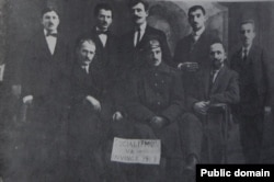 Socialiști români și un militar bulgar socialist, 1917.