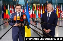 Ministrul de Externe al Ucrainei (stânga) și secretarul general al NATO (dreapta), imagine de la întâlnirea de la Bruxelles, 7 aprilie 2022.