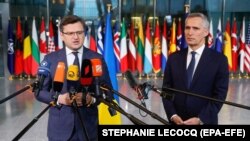 Ministrul de externe al Ucrainei, Dmitro Kuleba (stânga), și secretarul general al NATO, Jens Stoltenberg, la sediul alianței din Bruxelles, Belgia, 7 aprilie 2022.