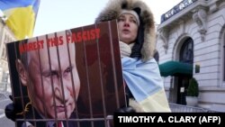 Во время акции против агрессии России по отношению к Украине возле российского генерального консульства в Нью-Йорке, 4 марта 2022 года. Надпись на плакате на английском языке: «Арестуйте этого фашиста»