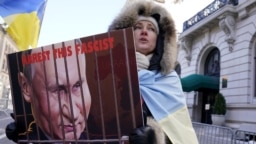 Tüntetés az orosz főkonzulátus előtt New Yorkban 2021. március 4-én