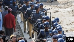 Pakistani police outside the beseiged police academy in Lahore on March 30