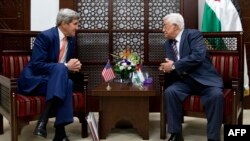 Secretarul de stat John Kerry și liderul palestinian Mahmud Abbas la ultima lor întîlnire la Ramallah, la 24 noiembrie 2015