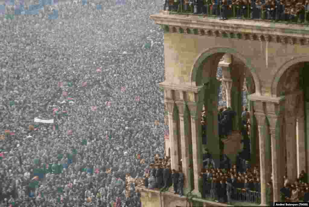 Nearly 500,000 people attend a funeral in Baku on January 22, 1990, to remember those who were killed in the Black January massacre.&nbsp;