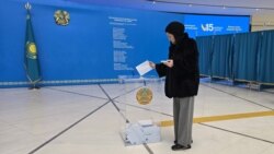 Голосование на избирательном участке в Астане в день конституционного референдума 15 марта 2026 года