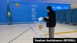 Голосование на избирательном участке в Астане в день конституционного референдума 15 марта 2026 года