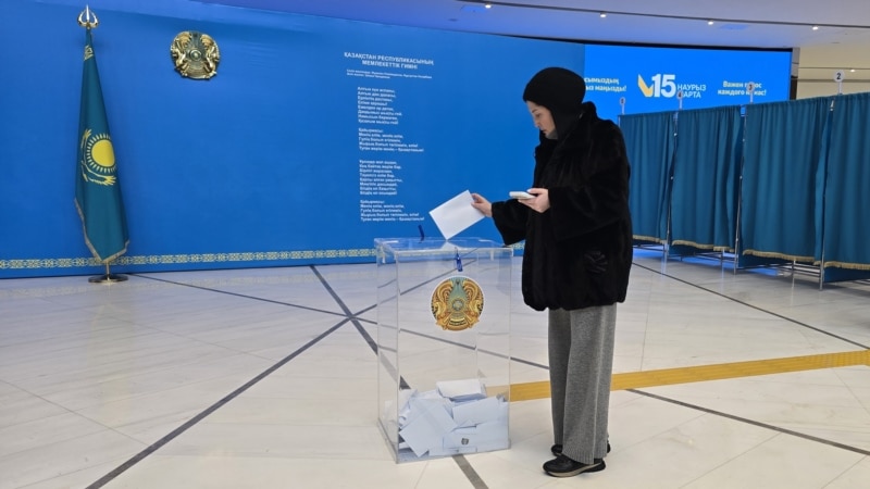 Полиция: Референдум күні Азаттық тілшісін ұстап әкету кезінде заң бұзылмаған