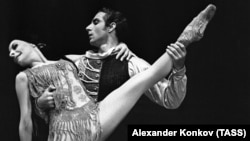Балерина Алисия Алонсо и солист Большого театра Азарий Плисецкий в сцене из балета "Кармен-сюита в Москве, 1969 год