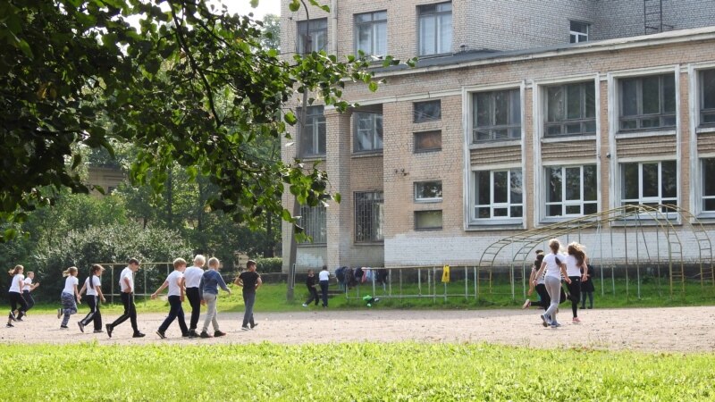 Россия: тюменских школьников «взяли в заложники» на уроке 