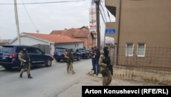 Policë të EULEX-it pranë shtëpisë së Jakup Krasniqit.