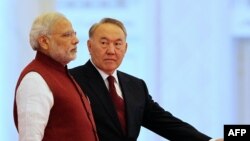 Presidenti i Kazakistanit Nursultan Nazarbaev dhe kryeministri i Indisë Narendra Modi 