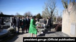 Саломе Зурабишвили на грузинском кладбище в Левиле, 17 февраля 2019 г.