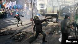 Сторонники оппозиции вступили в столкновения с милицией, пытаясь прорваться к Верховной Раде.