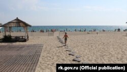 Пляж в Крыму, иллюстрационное фото