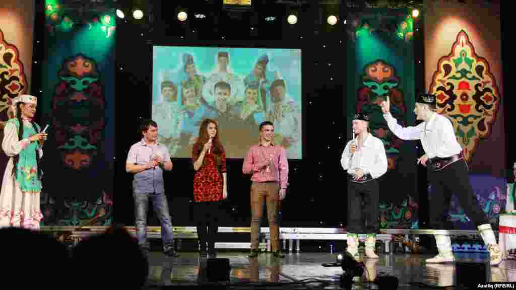 &quot;Сорнай&quot; егетләре тамашачыларга уен коралларында уйнарга өйрәтте