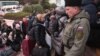 Civili evacuați din Herson la gara Djankoi din Crimeea, 21 octombrie 2022. Autoritățile instalate de ruși la Herson au spus pe 20 octombrie că aproximativ 15.000 oameni au fost scoși din teritoriul pe care Rusia l-a anexat în fața înaintării armatei ucrainene.