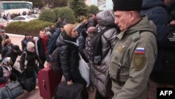 Civili evacuați din Herson la gara Djankoi din Crimeea, 21 octombrie 2022. Autoritățile instalate de ruși la Herson au spus pe 20 octombrie că aproximativ 15.000 oameni au fost scoși din teritoriul pe care Rusia l-a anexat în fața înaintării armatei ucrainene.