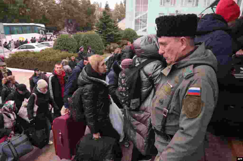 Civilë nga Hersoni duke arritur në stacionin hekurudhor Dzhankoi, në Krimenë e okupuar nga Rusia, për të pritur për transport drejt Rusisë, më 21 tetor. Analistët thonë se një arsye për thirrjet &ldquo;zyrtare&rdquo; për largimin e banorëve nga qyteti gjatë ditëve të fundit është frika se banorët pro-Ukrainës mund t&rsquo;iu ndihmojnë forcave ukrainase nëse ato hyjnë në qytet.