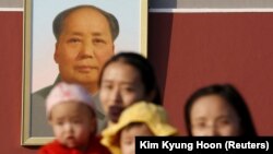 Dve žene sa decom fotografišu se ispred portreta pokojnog kineskog predsednika Mao Ce Tunga u Pekingu, novembar 2015. Ilustrativna fotografija